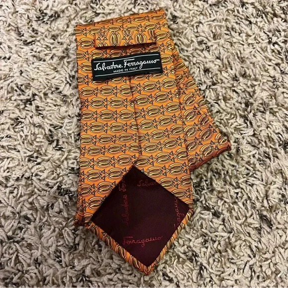 Salvatore Ferragamo Silk Men's Necktie With Abstract Fish Motif - Picture 4 of 4